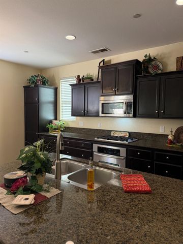 1523 N Strada Way, Clovis, CA 93619
