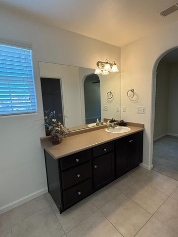 1523 N Strada Way, Clovis, CA 93619