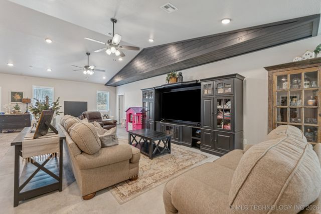 367315 E Country Club Boulevard, Cleveland, OK 74020