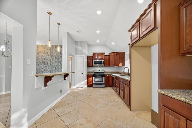 8802 Kensington Court, La Porte, TX 77571