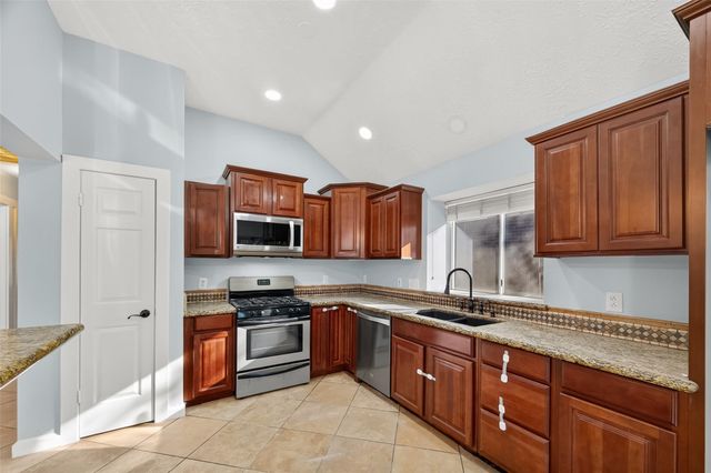 8802 Kensington Court, La Porte, TX 77571