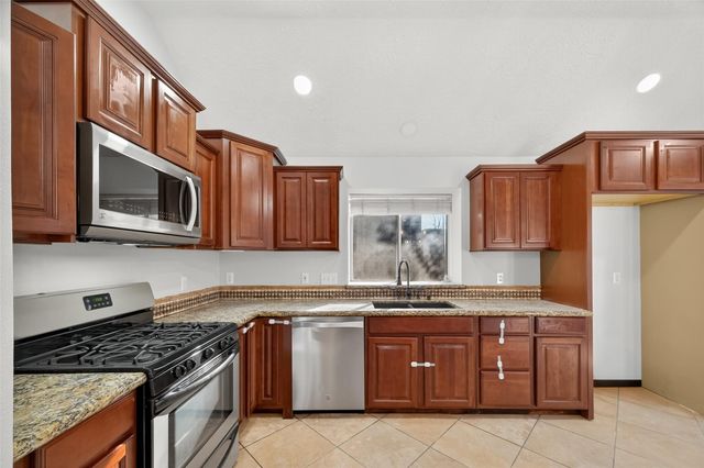 8802 Kensington Court, La Porte, TX 77571