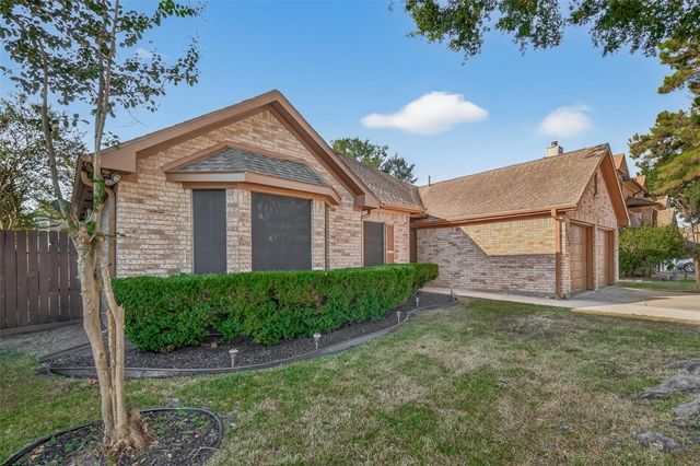 8802 Kensington Court, La Porte, TX 77571