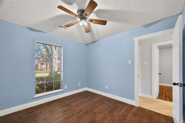 8802 Kensington Court, La Porte, TX 77571