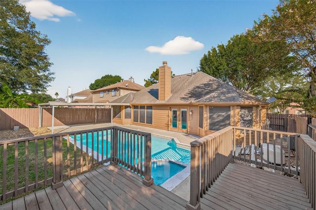 8802 Kensington Court, La Porte, TX 77571