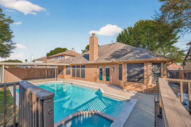 8802 Kensington Court, La Porte, TX 77571