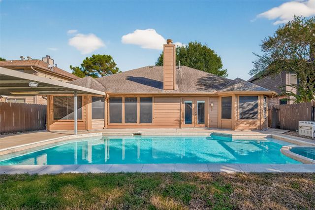 8802 Kensington Court, La Porte, TX 77571