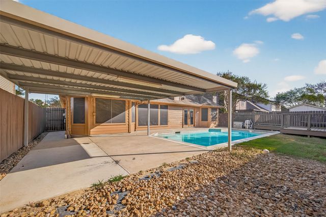 8802 Kensington Court, La Porte, TX 77571