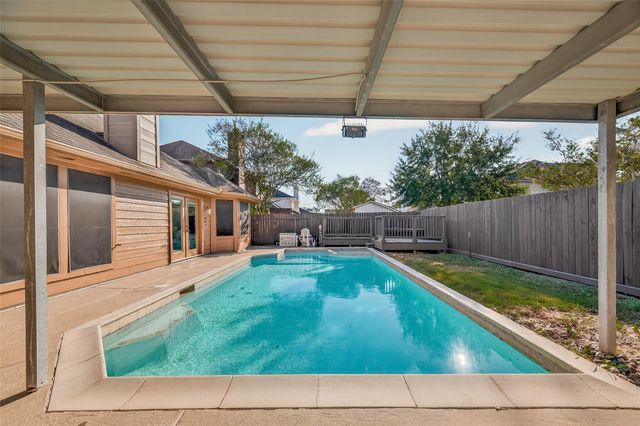 8802 Kensington Court, La Porte, TX 77571