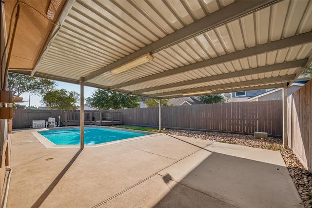 8802 Kensington Court, La Porte, TX 77571