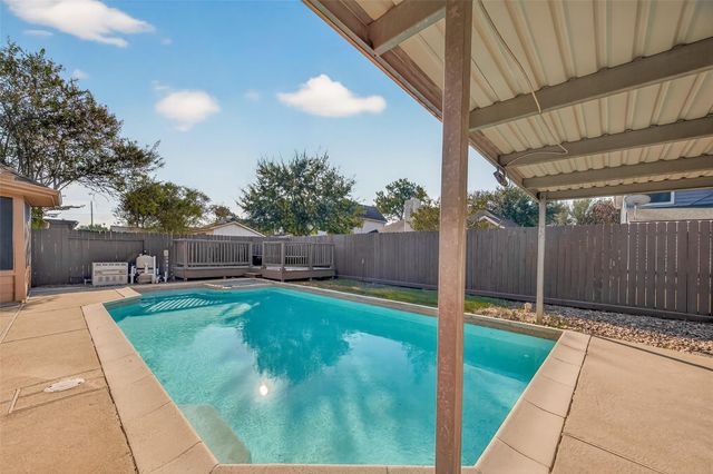 8802 Kensington Court, La Porte, TX 77571
