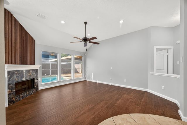 8802 Kensington Court, La Porte, TX 77571