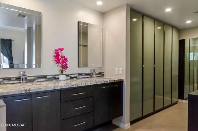 8136 N Night Pony Drive, Tucson, AZ 85743