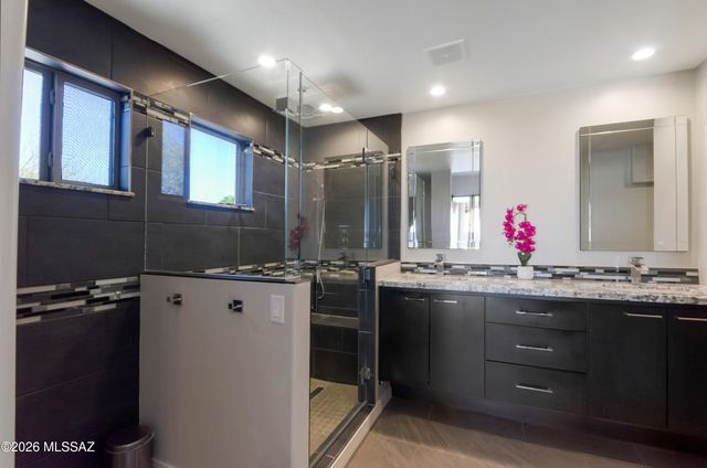 8136 N Night Pony Drive, Tucson, AZ 85743