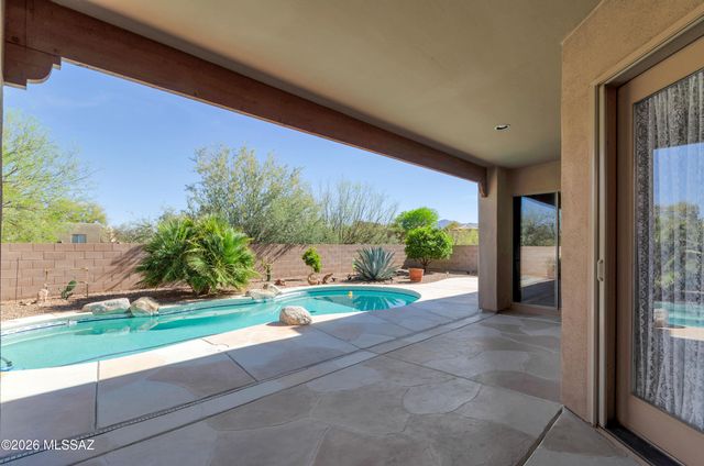 8136 N Night Pony Drive, Tucson, AZ 85743