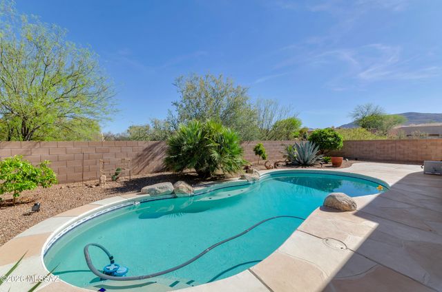 8136 N Night Pony Drive, Tucson, AZ 85743