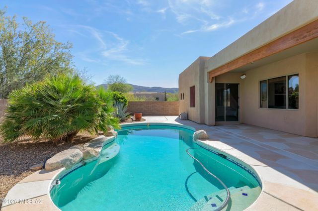 8136 N Night Pony Drive, Tucson, AZ 85743