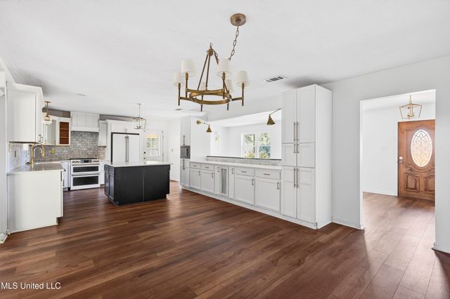 392 Porter Avenue, Biloxi, MS 39530