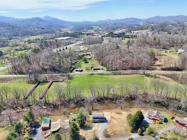 195 Rivers Edge Drive, Hayesville, NC 28904