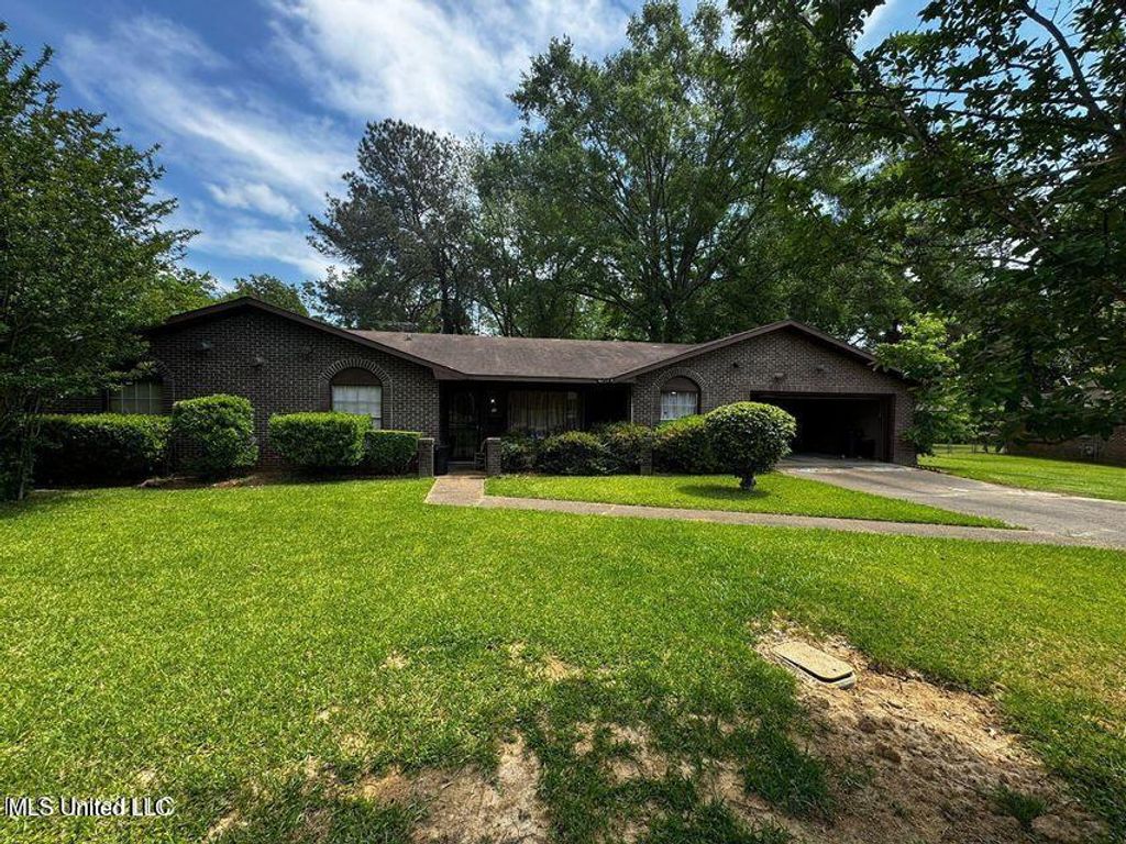 745 Woodlake Drive, Jackson, MS 39206