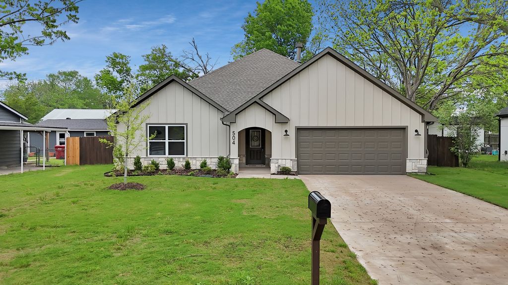 504 Pendleton Street, Farmersville, TX 75442