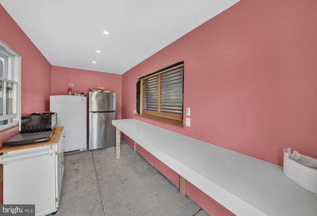 33 S VALLEY AVE, Vineland, NJ 08360