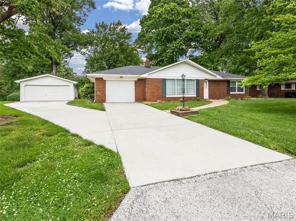 300 Dana Drive, Collinsville, IL 62234