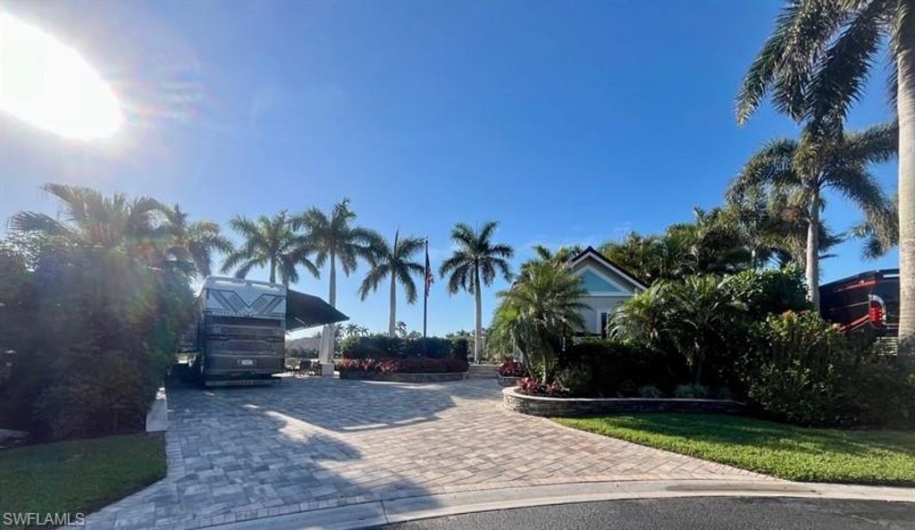 4736 Chariot CT, Naples, FL 34114