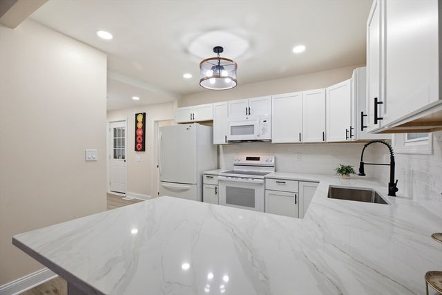 32 Sargon St, Springfield, MA 01104