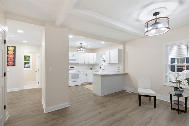 32 Sargon St, Springfield, MA 01104