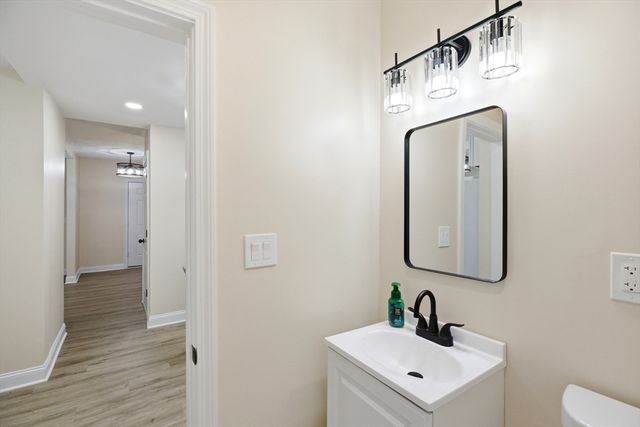 32 Sargon St, Springfield, MA 01104