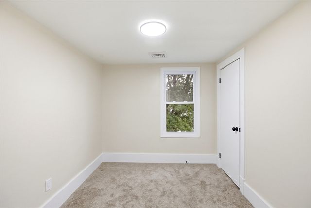 32 Sargon St, Springfield, MA 01104