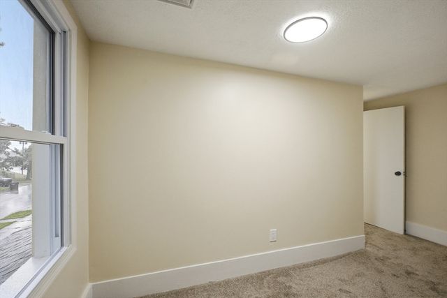 32 Sargon St, Springfield, MA 01104