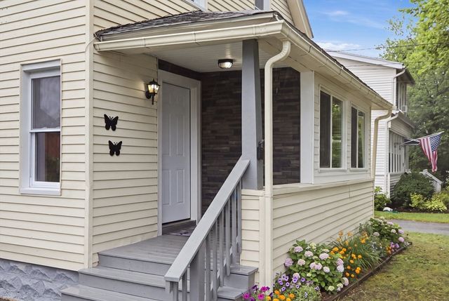 32 Sargon St, Springfield, MA 01104