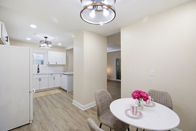 32 Sargon St, Springfield, MA 01104