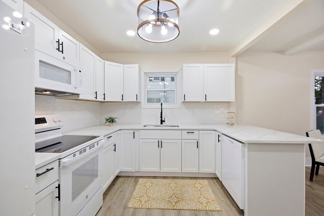 32 Sargon St, Springfield, MA 01104