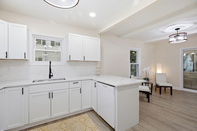 32 Sargon St, Springfield, MA 01104