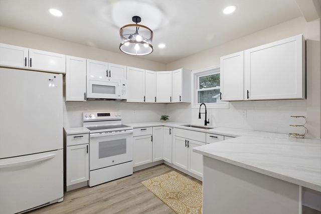 32 Sargon St, Springfield, MA 01104