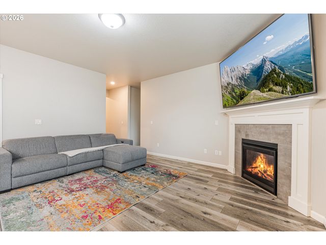 1254 DAYLILY St, Woodburn, OR 97071