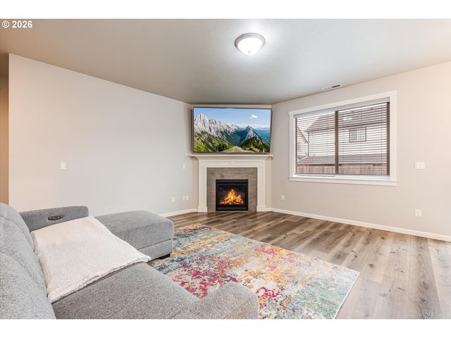 1254 DAYLILY St, Woodburn, OR 97071