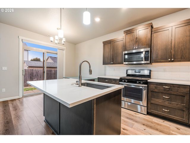 1254 DAYLILY St, Woodburn, OR 97071