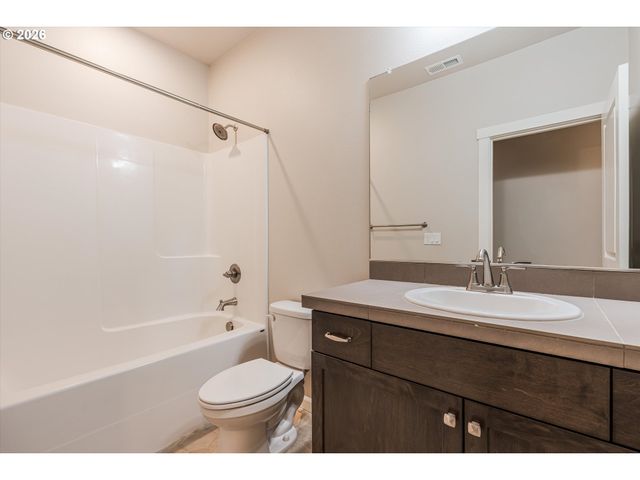 1254 DAYLILY St, Woodburn, OR 97071