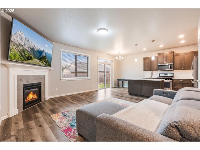 1254 DAYLILY St, Woodburn, OR 97071