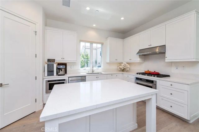154 Winnett, Irvine, CA 92602