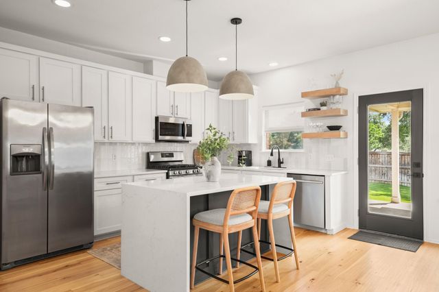 8809 Lanna Bluff LOOP, Austin, TX 78749