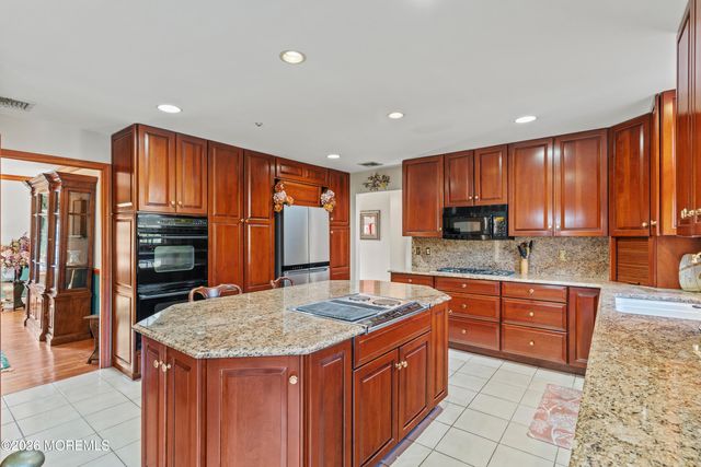 305 Woodview Court, Toms River, NJ 08755