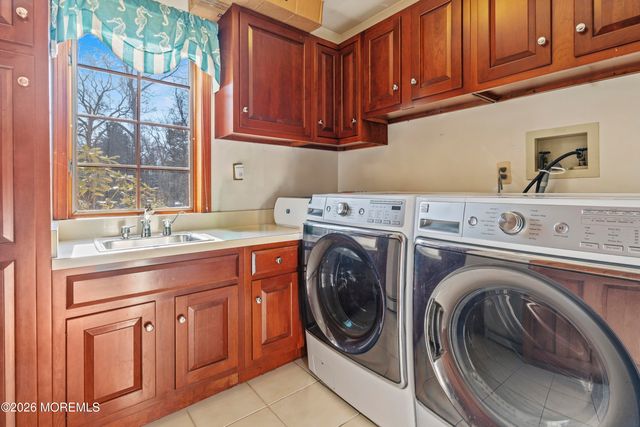 305 Woodview Court, Toms River, NJ 08755