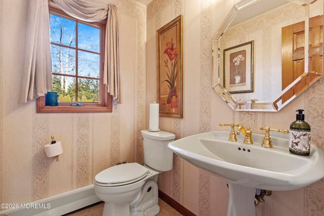 305 Woodview Court, Toms River, NJ 08755