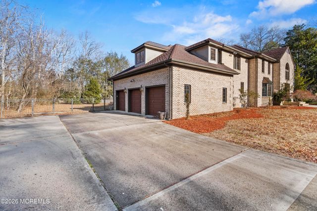 305 Woodview Court, Toms River, NJ 08755