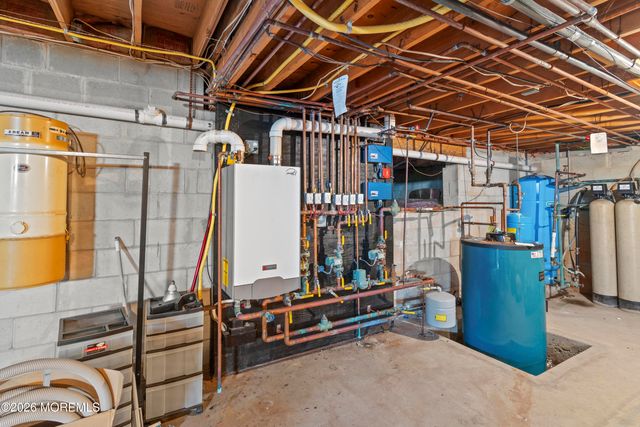 305 Woodview Court, Toms River, NJ 08755